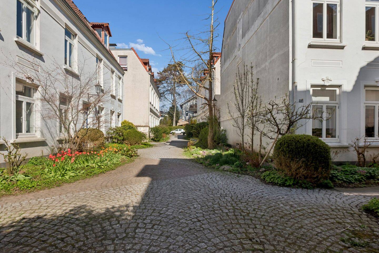 Charmante 3-Zimmer-Altbauwohnung mit eigenem Garten in den Elbvororten – Hamburg – Bild 1 von 9
