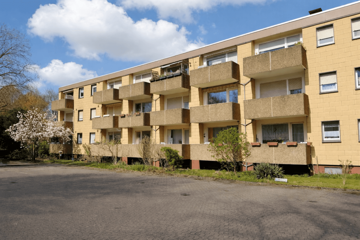 Preiswert: solides Appartement mit Stellplatz & Balkon am Grünzug