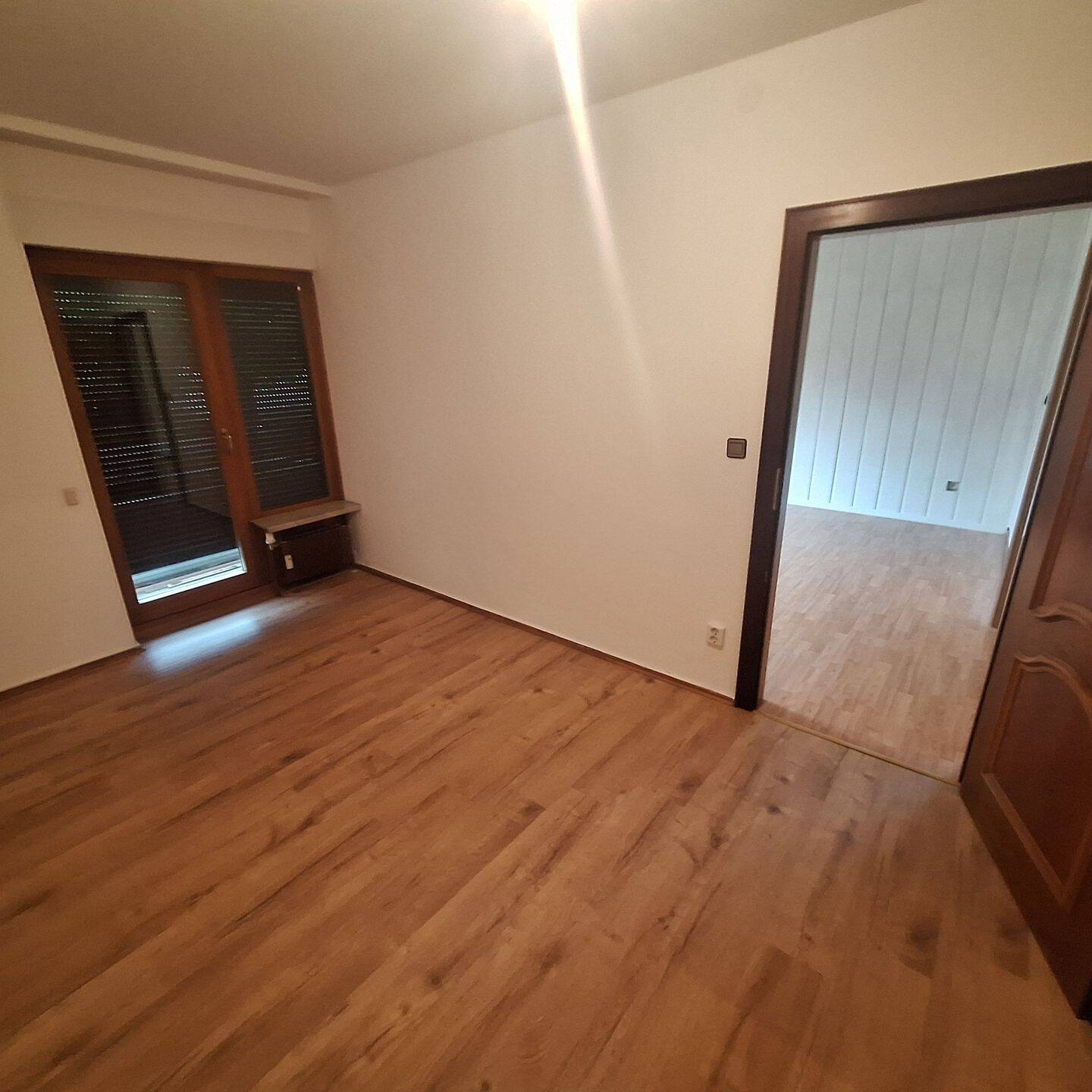 Lichtdurchflutete Wohlfühloase mit großen Fensterfronten. – Berlin – Vorschaubild 5