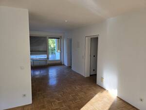 Frisch renovierte 3-Zimmer-Wohnung mit Süd-Terrasse, Zweitbalkon und TG-Platz in Regensburg-Königswiesen – 93051 Regensburg – Vorschaubild 8
