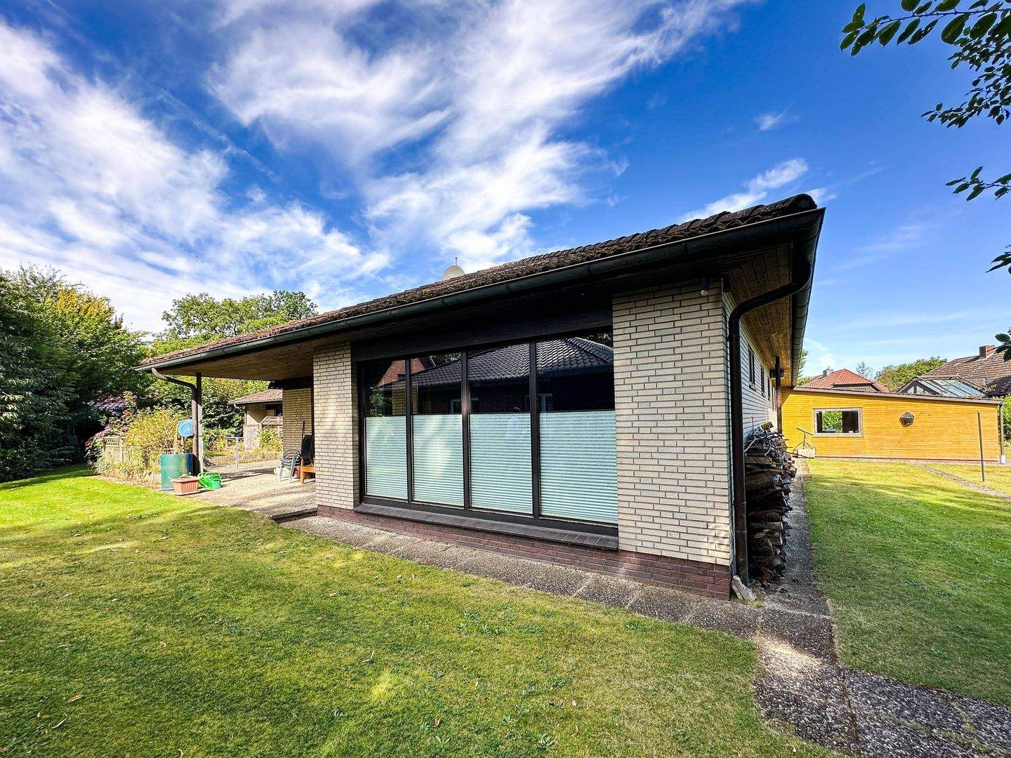 Reserv. Viel Platz, viele Möglichkeiten - Bungalow mit Einliegerwohnung, Pool, Sauna, Garagen uvm. – Fredenbeck – Bild 1 von 9