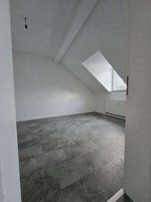 WG-geeignete helle 3-Zimmer-Dachgeschoss-Wohnung, Einbauküche – 47198 Duisburg – Vorschaubild 2