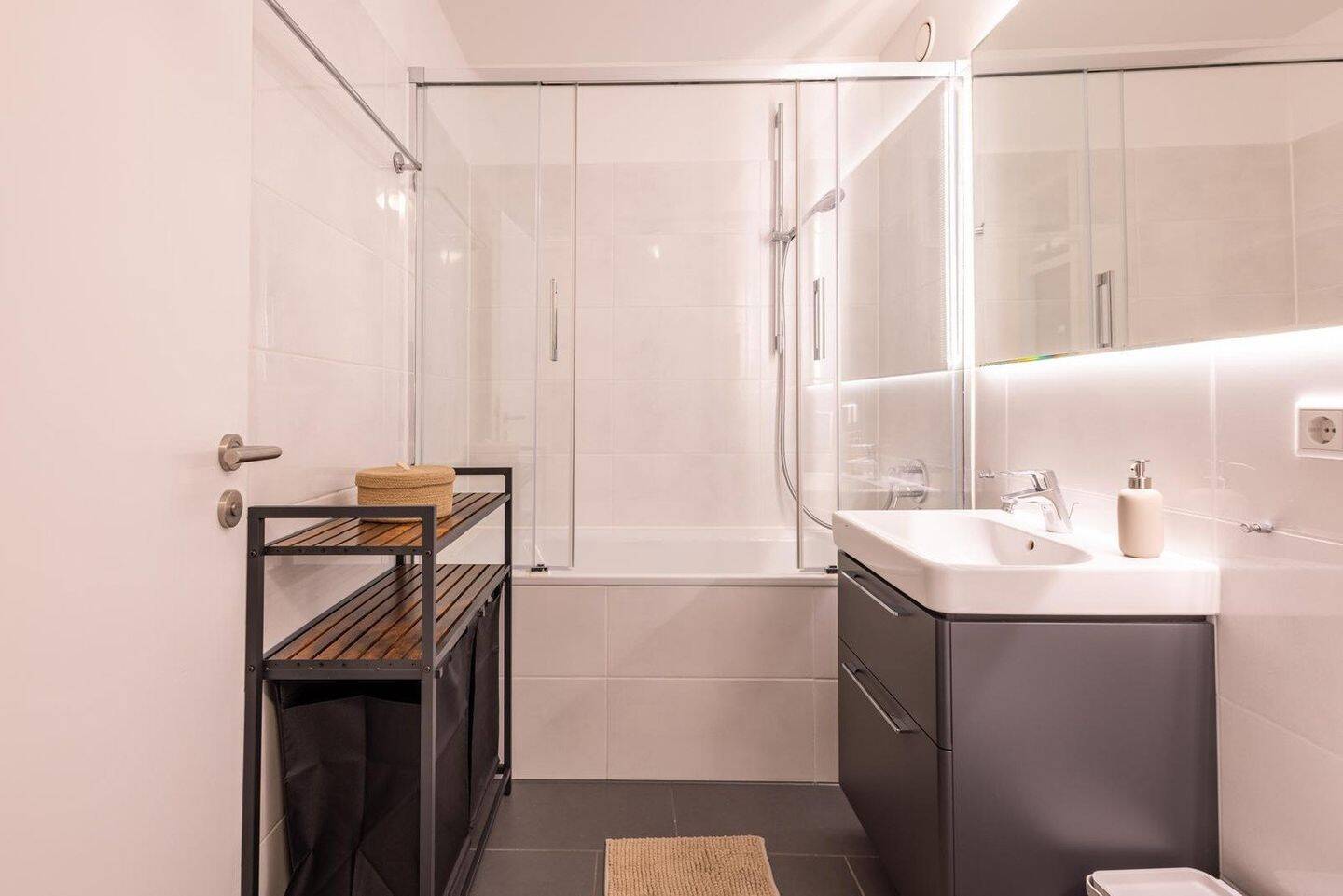 Neu möblierte, ruhige Terrassenwohnung inkl. Schwimmbad im Haus – München – Bild 1 von 9