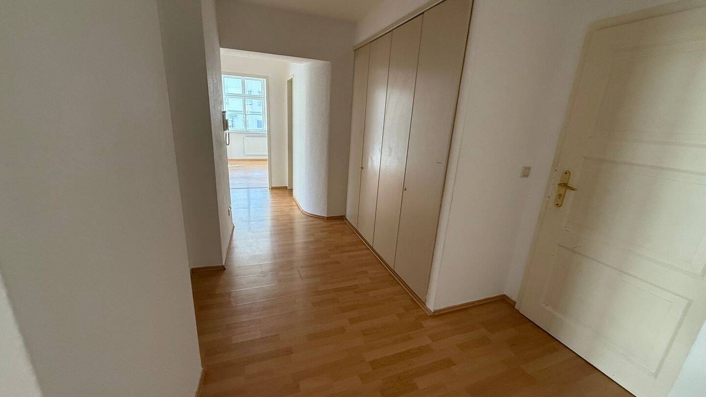 1. OG mit Aufzug / neues Laminat wird verlegt oder Kaltmietfrei mögl. – Chemnitz – Vorschaubild 4