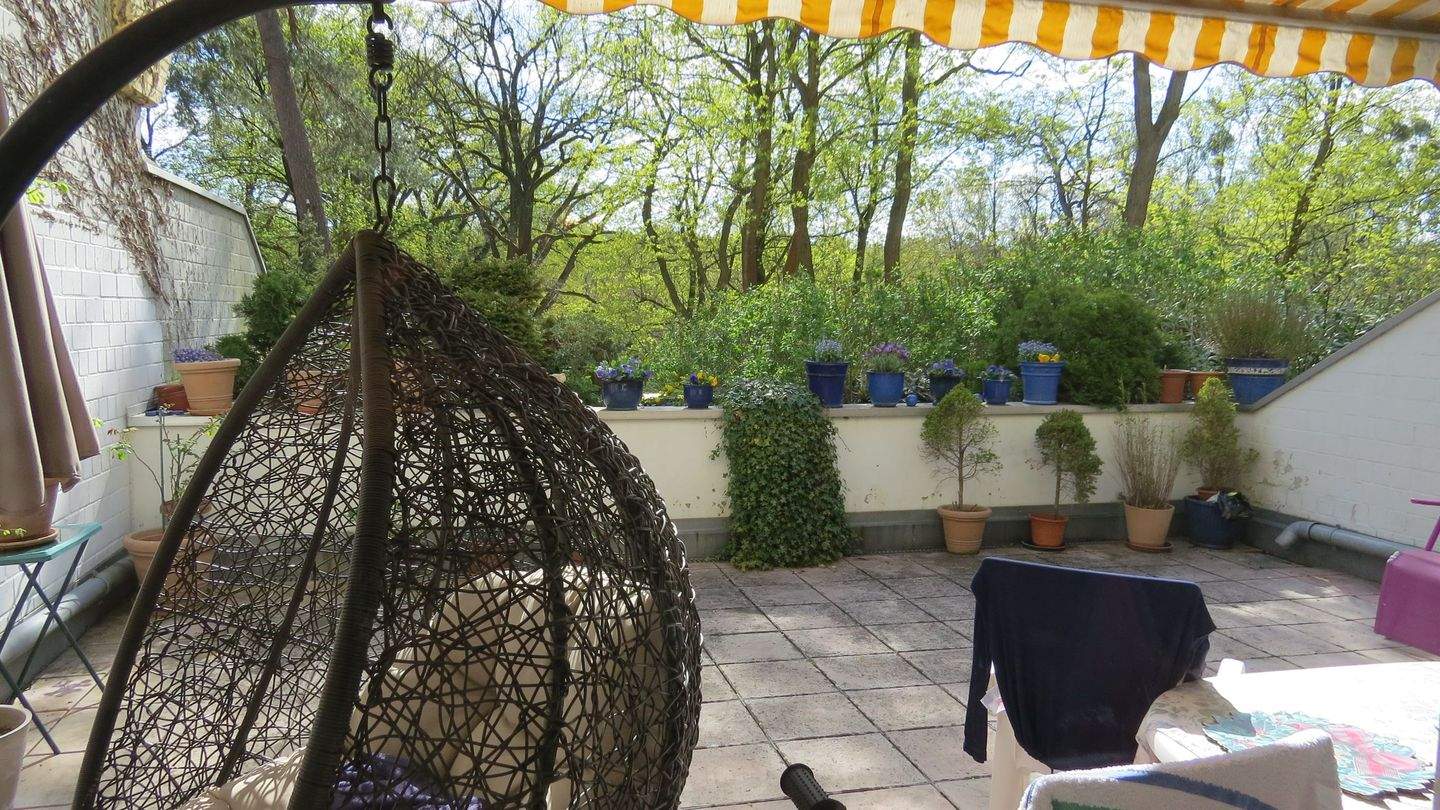 Berlin-Grunewald, beste Lage im EG aber(!) zur Waldseite 1.OG durch Hanglage mit großer Süd-Terrasse und herrlichem Blick in die Natur - Einzelgarage – Berlin – Vorschaubild 3