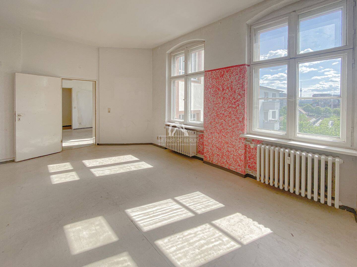 WOHNJUWEL MIT POTENZIAL! GROßZÜGIG GESCHNITTENE & HELLE WOHNUNG AM REGIERUNGSVIERTEL! PROVISIONSFREI – Berlin – Vorschaubild 2