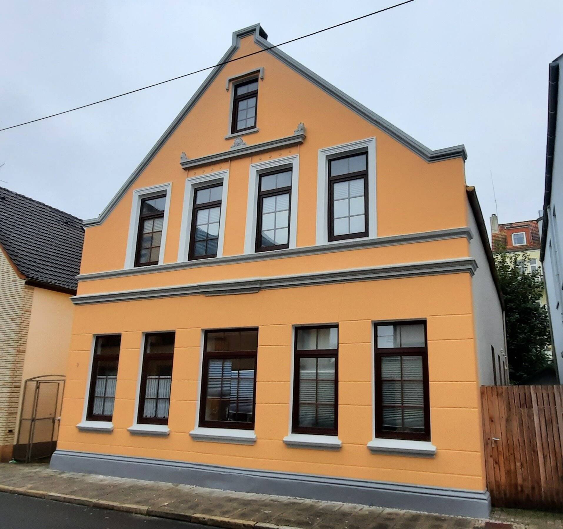 Sehr gepflegtes Zweifamilienhaus mit vermieteter EG-Wohnung und Maisonettewohnung zu verkaufen