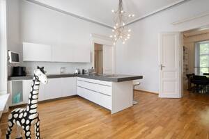 Luxuriöse sanierte Altbauwohnung in Bestlage - Mit Dachterrasse, Stellplatz und Blick ins Grüne – 40217 Düsseldorf – Vorschaubild 3