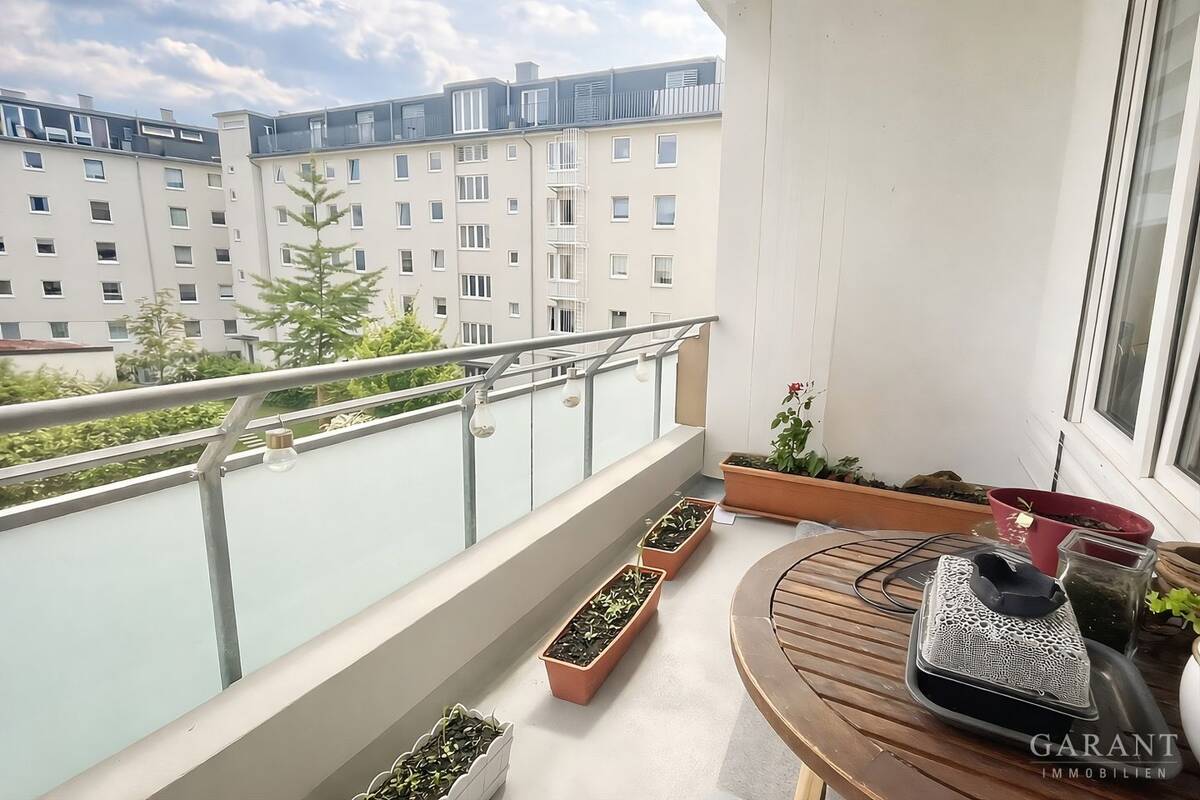 Wohnen mit Licht und Raum: 3 Zimmer-Wohnung mit zwei Loggien in Neuhausen – 80637 München – Bild 1 von 7