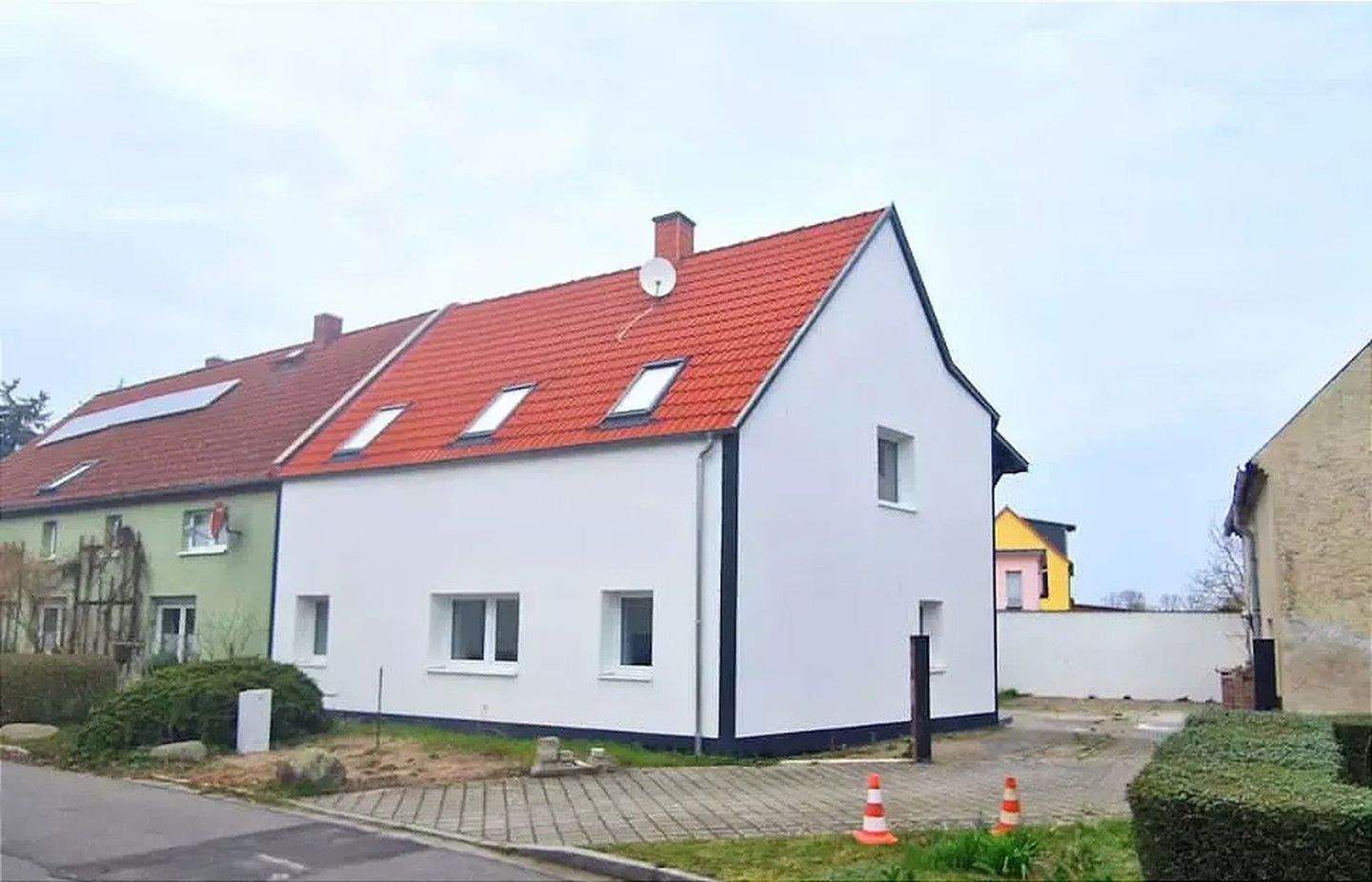 Saniertes Einfamilienhaus mit Garagen, Lagerhalle und einer ehemaligen Gaststätte als Hobby – Torgau – Bild 1 von 9