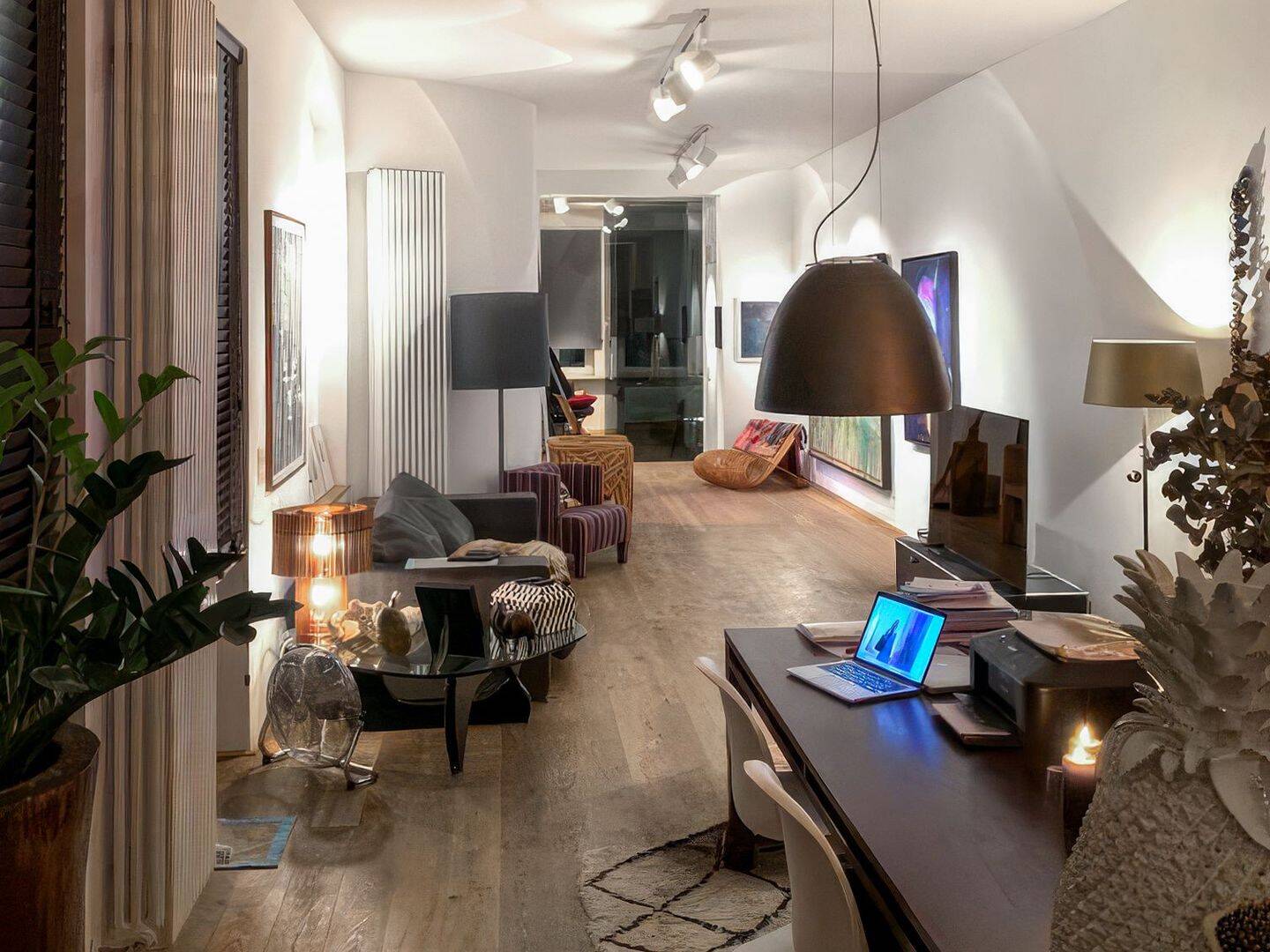 Traumhafte, sanierte Vierzimmer-Altbauwohnung mit großer Balkonterrasse