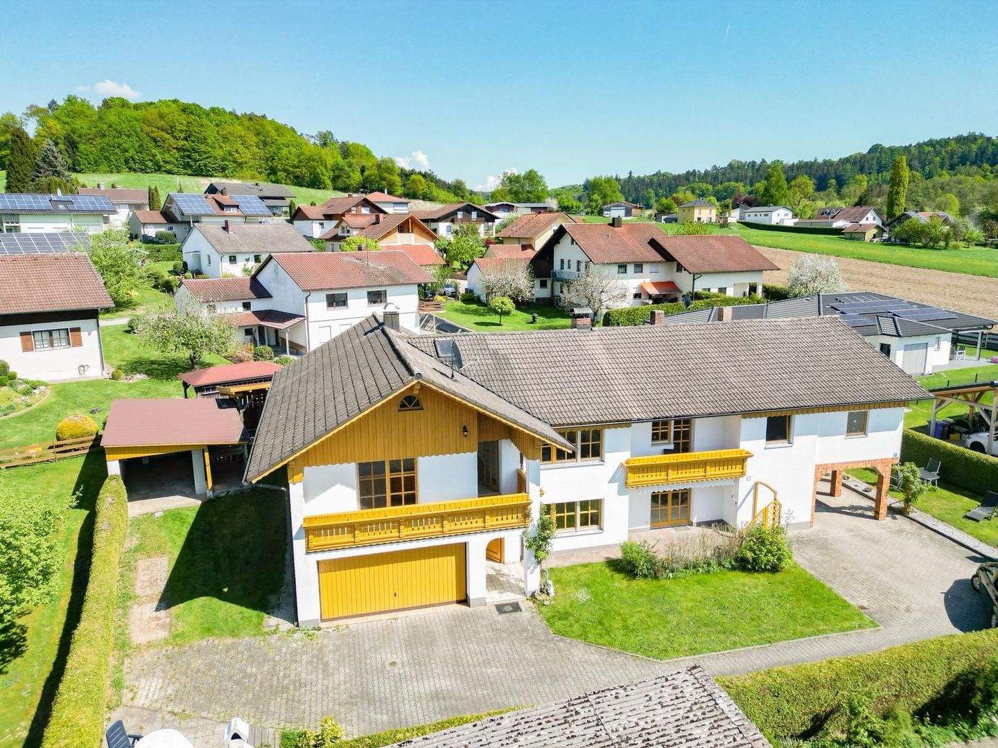 Familientraum mit Garten, Doppelgarage und Carport - hier ist Platz für alles, was wichtig ist – Ortenburg – Bild 1 von 9