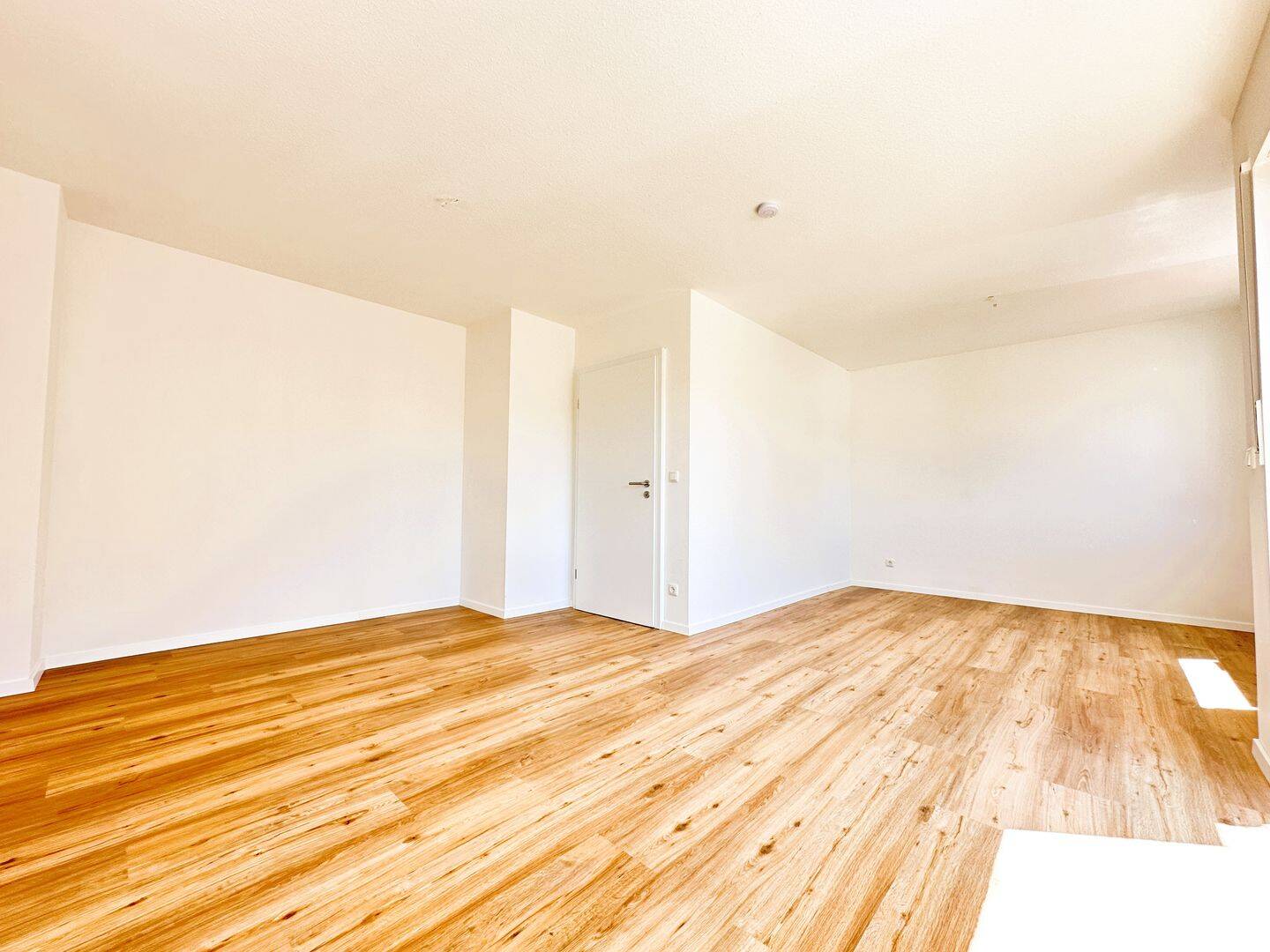 ... ZENTRALE LAGE MIT "WEITBLICK" ... 2-ZIMMER-WOHNUNG MIT BALKON ...