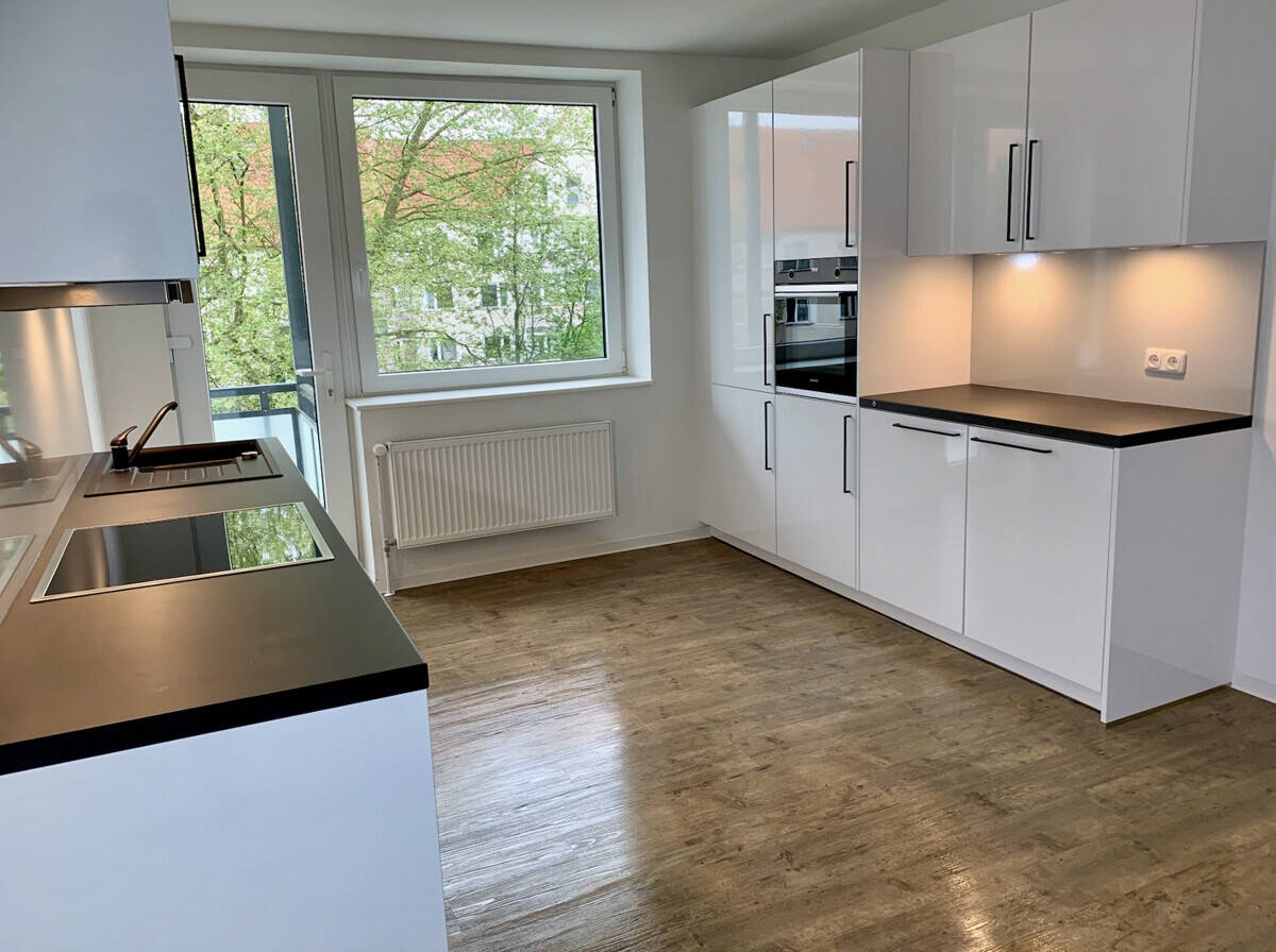 Erst 2021 kernsanierte 3-Zi Wohnung mit Balkon im 1.OG zum 01.07. zu vermieten! KFZ SP im Innenhof!