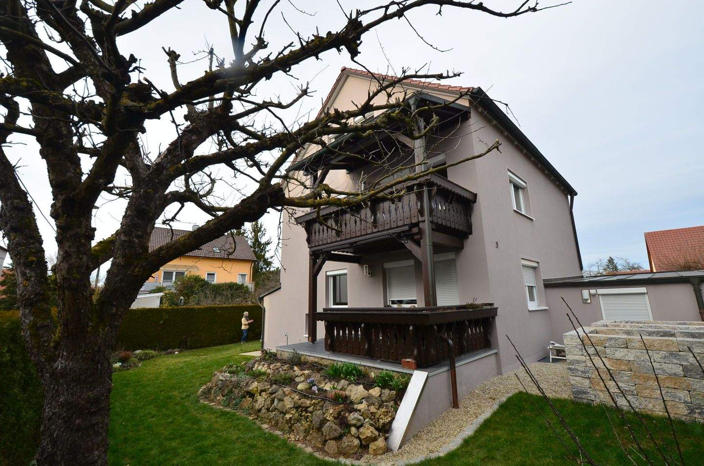 Freiwerdendes Saniertes 1-2 Familienhaus mit 2-Zi.-EG-Whg und 4-Zi.-Maisonette-Whg. mit Garten in Burgweinting – Regensburg – Vorschaubild 2