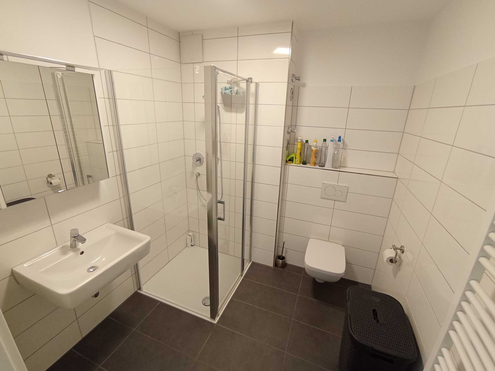 Möblierte 2-Zimmer-Wohnung (53 qm) mit Balkon und großem Tiefgaragen-Stellplatz – Stutensee – Vorschaubild 5