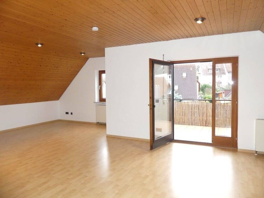 Große zentrumsnahe 3-Zimmer Dachgeschosswohnung mit Balkon, Verfügbar ab sofort!