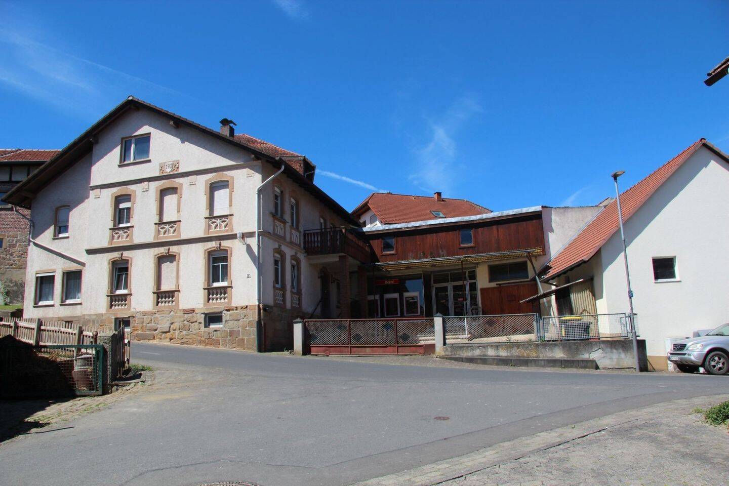 Eindrucksvolles Wohnhaus aus dem Jahr 1904 mit ehemaligem Spar-Laden, Scheune und Garage – Burghaun – Vorschaubild 2