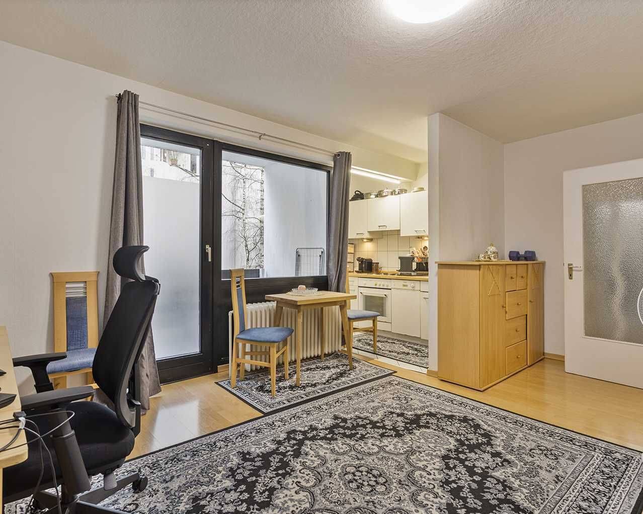 Ideal aufgeteilte 2-Zimmer-Wohnung mit zwei Loggien und Aufzug in Düsseldorf-Pempelfort – Düsseldorf – Vorschaubild 2
