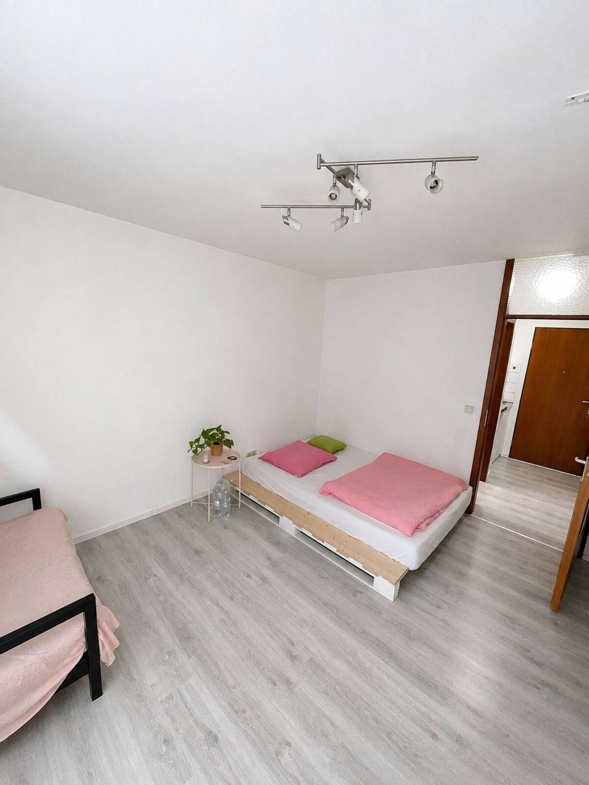1 Zimmer im 4.OG, 24qm mit Pantry-Küche, in super Lage von Mannheim zu vermieten – 68159 Mannheim – Bild 1 von 8