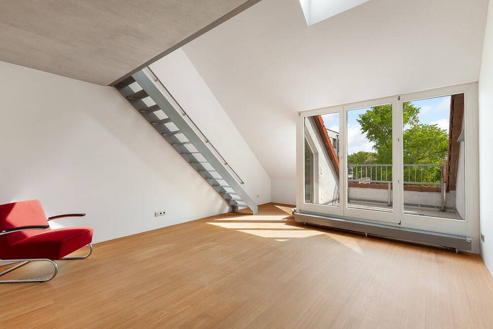 Charaktervolle und lichtdurchflutetet Dachgeschoss-Maisonette mit Blick auf den Weißensee