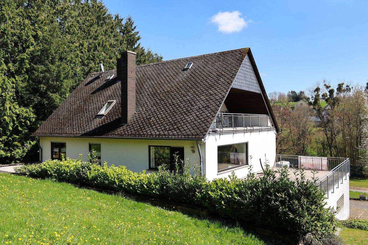 Provisionsfrei: Schleidweiler - Großzügiges Wohnhaus mit zwei Wohneinheiten und Weitblick