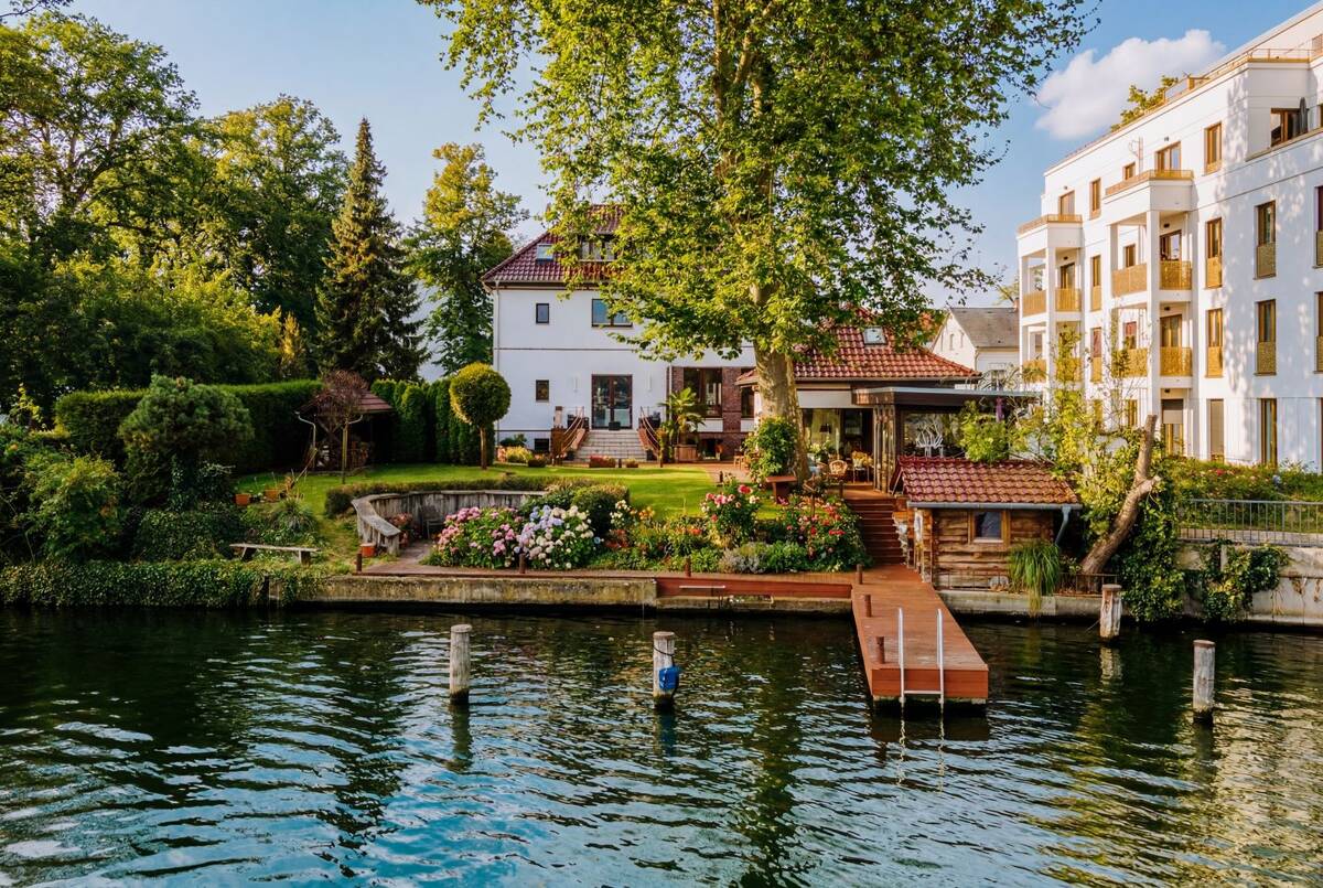 Mit Bootssteg, Remise, Keller, Kamin, Saunas u.v.m.: Einfamilienhaus-Villa am Wasser in Grünau – 12527 Berlin – Bild 1 von 9