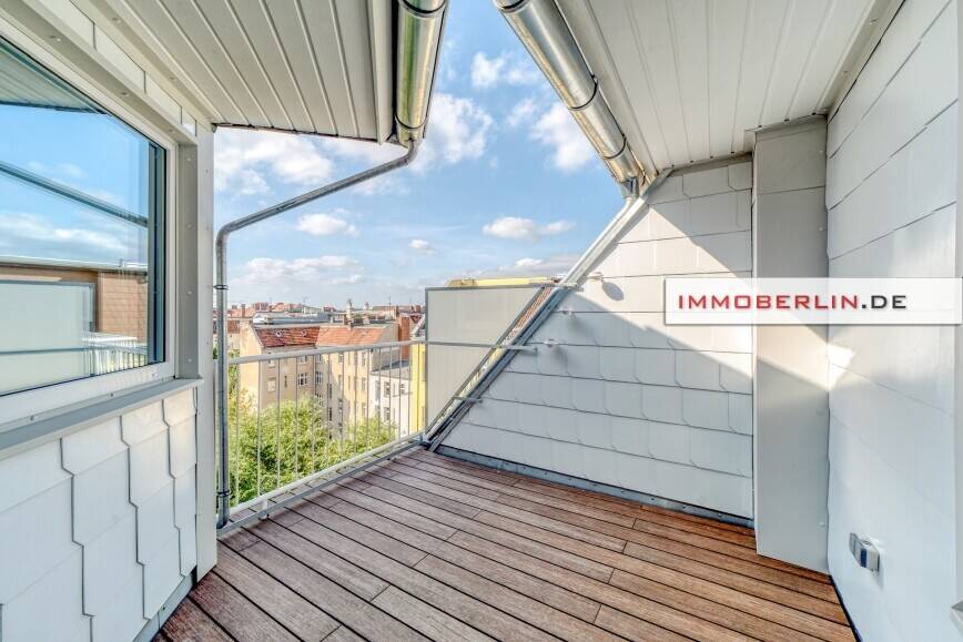IMMOBERLIN.DE - Schöne komfortable & ruhige Dachgeschosswohnung mit Terrasse im Sprengelkiez – Berlin – Bild 1 von 9