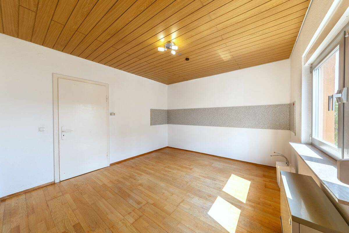 EIN- ODER ZWEIFAMILIENHAUS! mit ca. 151 m² Wohnfläche, 590 m² Grundstück, und eine XL-Doppelgarage – Aarbergen – Vorschaubild 4