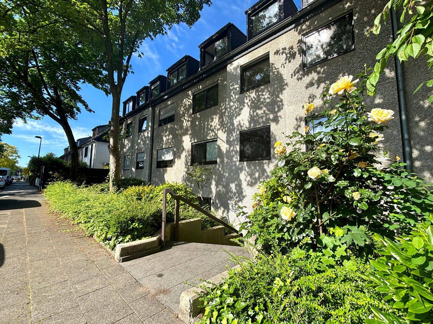 Kapitalanlage mit Perspektive: 3-Zimmer-Wohnung mit Balkon und Garage in Düsseldorf-Lierenfeld