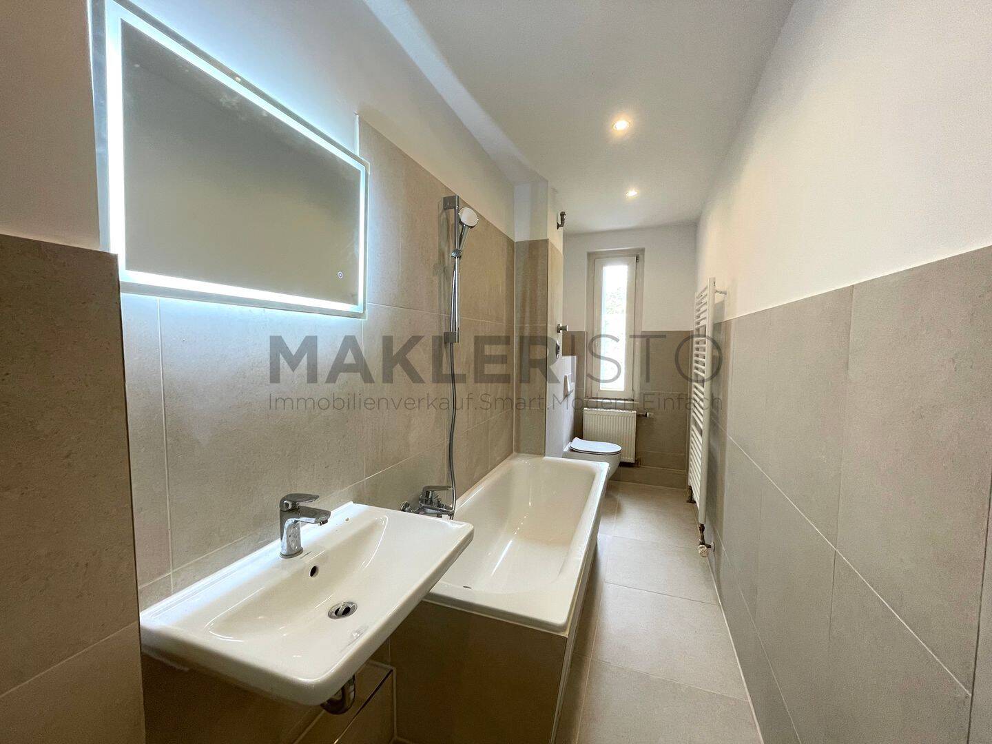 **Frisch modernisierte 2-Zimmer-Wohnung mit Parkett & Tageslichtbad in Reudnitz**