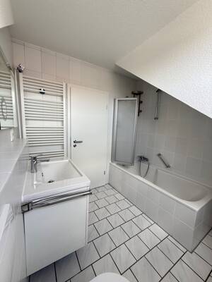 Komplett renovierte 3-Zimmer-Maisonettewohnung mit ausgebautem Spitzboden und Wallbox in Paderborn – 33102 Paderborn – Vorschaubild 8