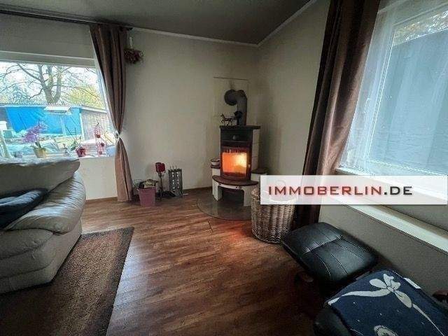 IMMOBERLIN.DE - Charmantes Einfamilienhaus + Nebengelasse auf sehr großem Anwesen in guter ländlicher Infrastruktur – Löwenberger Land – Bild 1 von 9