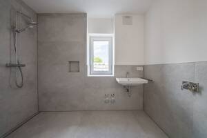 West-Balkon, Landhausdiele, Tageslicht-Badezimmer: Ein Zuhause für alle Sinne, Erstbezug Sept. 2026 – 81369 München – Vorschaubild 6