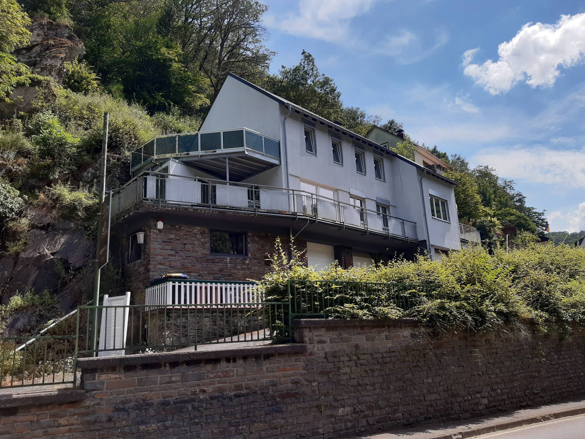Interessantes Einfamilienhaus mit Dachterrasse, großem Balkon und 2 Garagen in idyllischer Wohnlage von Bad Bertrich – Bad Bertrich – Vorschaubild 2