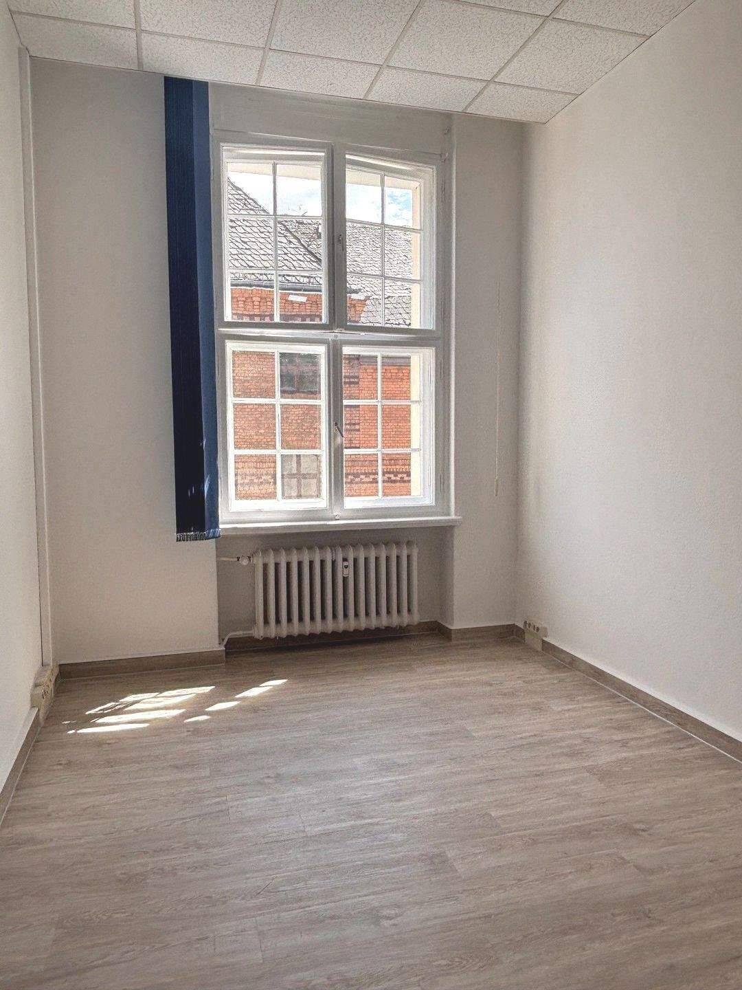 WG Zimmer in teilmöblierter 3-Raum-Wohnung mit Einbauküche in Stadtmitte