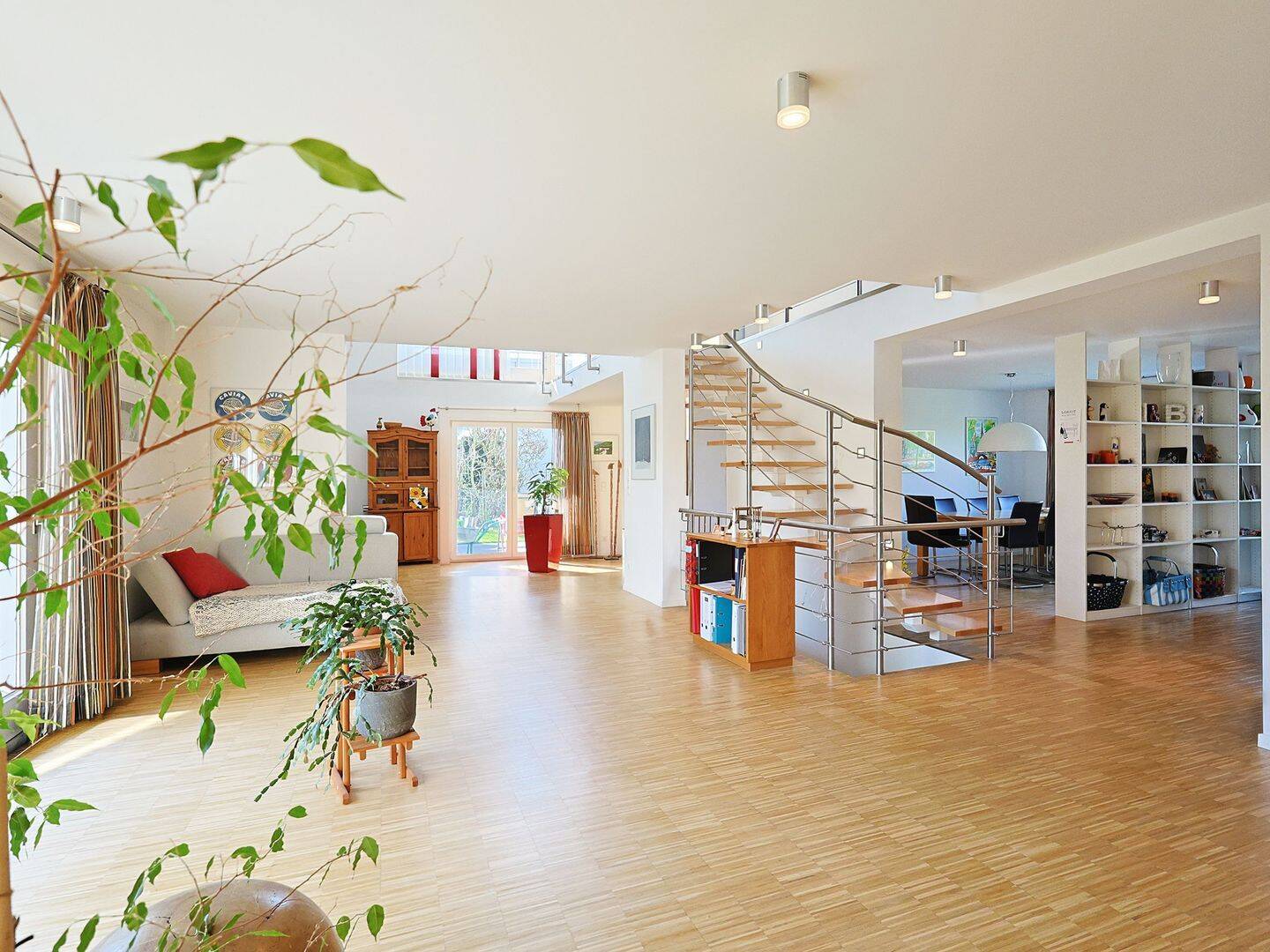 Raum für Lebensträume - Einfamilienhaus mit Einliegerwohnung und Gartenidylle – Nufringen – Bild 1 von 7