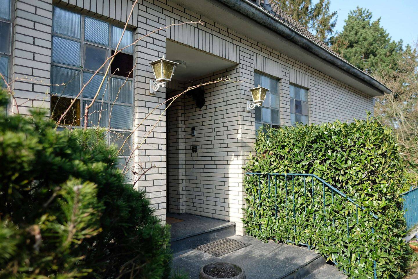 Raum für Visionen: Familienhaus mit großem Grundstück direkt am Rhein – Düsseldorf – Vorschaubild 3
