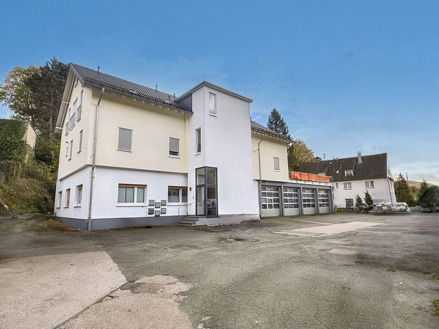Kapitalanlage! Wohn- und Gewerbeimmobilie auf großem Grundstück in Iserlohn – Iserlohn – Bild 1 von 9