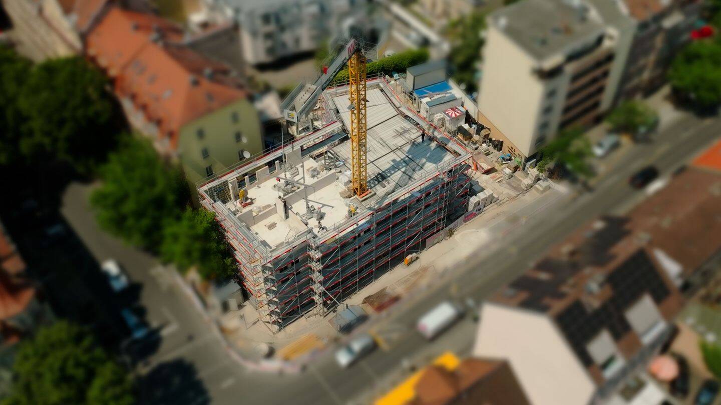 Große Mansardenwohnung mit Dachterrasse - Nähe U-Bahn, großer Balkon, Top Infrastruktur, Rohbau fast fertig