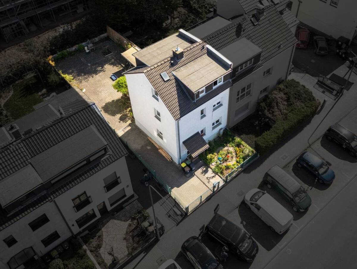 KOMPAKT-FLEXIBEL-ZENTRAL - Dreiparteienhaus mit Innenhof & Gestaltungsspielraum - Frankfurt-Gallus – 60326 Frankfurt am Main – Bild 1 von 9