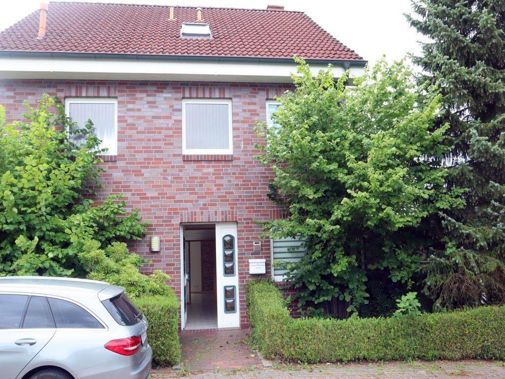 Gepflegte 6-Zimmer Doppelhaushälfte mit solider Bausubstanz, mit Balkon, Dachterrasse, Carport!