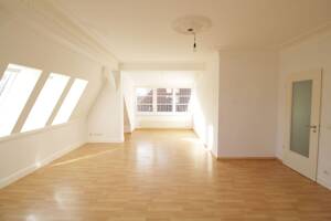 Bezugsfrei nahe FU Berlin: helle 2-Zimmer-Dachgeschosswohnung am Breitenbachplatz – 12163 Berlin – Vorschaubild 1