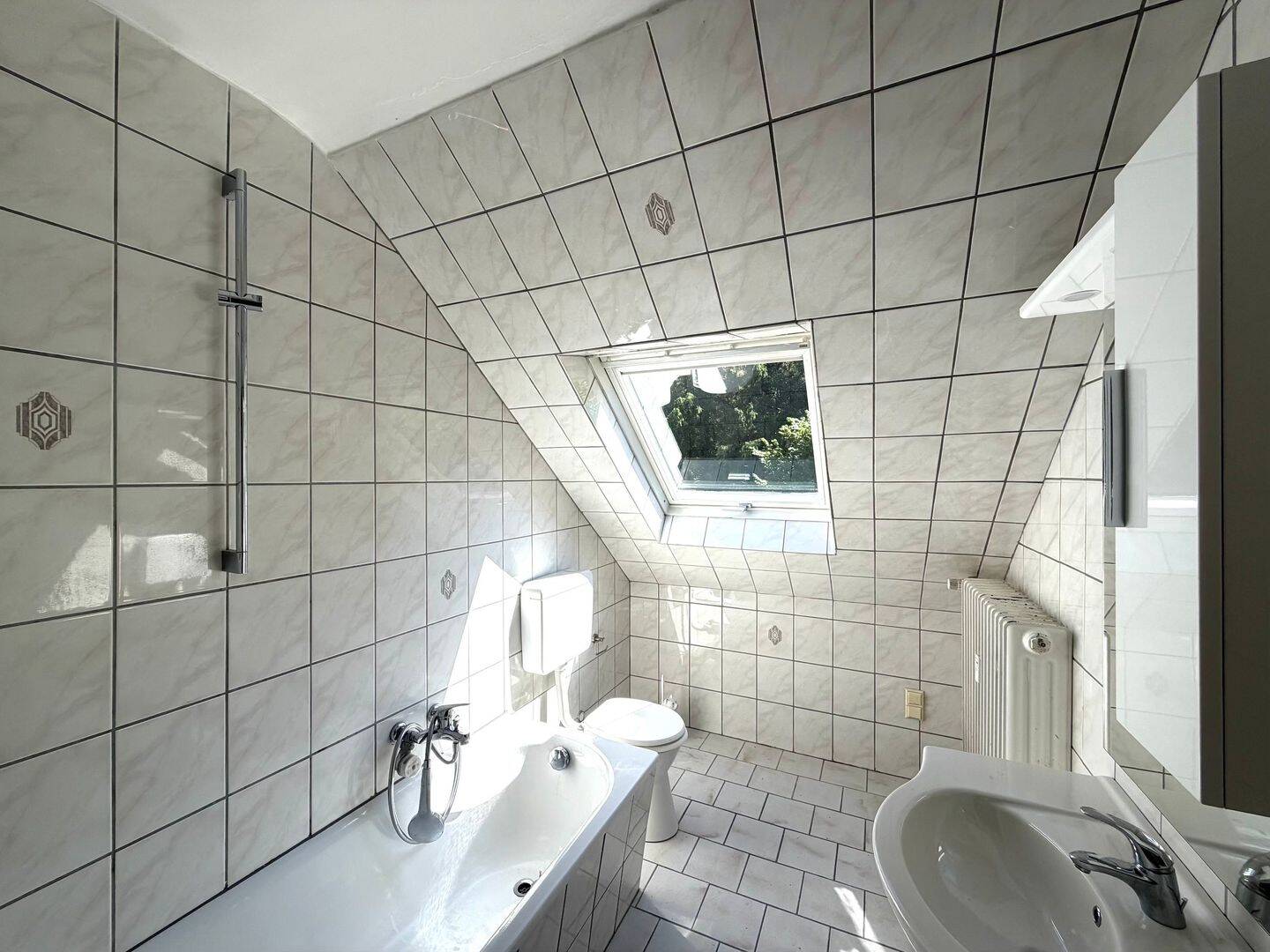 Schöne Dachgeschosswohnung im Grumbachtalweg – Saarbrücken – Vorschaubild 9
