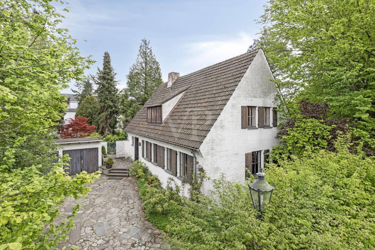 Traditionelle Villa auf herrlichem Grundstück mit viel Potential – 50858 Köln – Bild 1 von 9