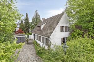 Traditionelle Villa auf herrlichem Grundstück mit viel Potential