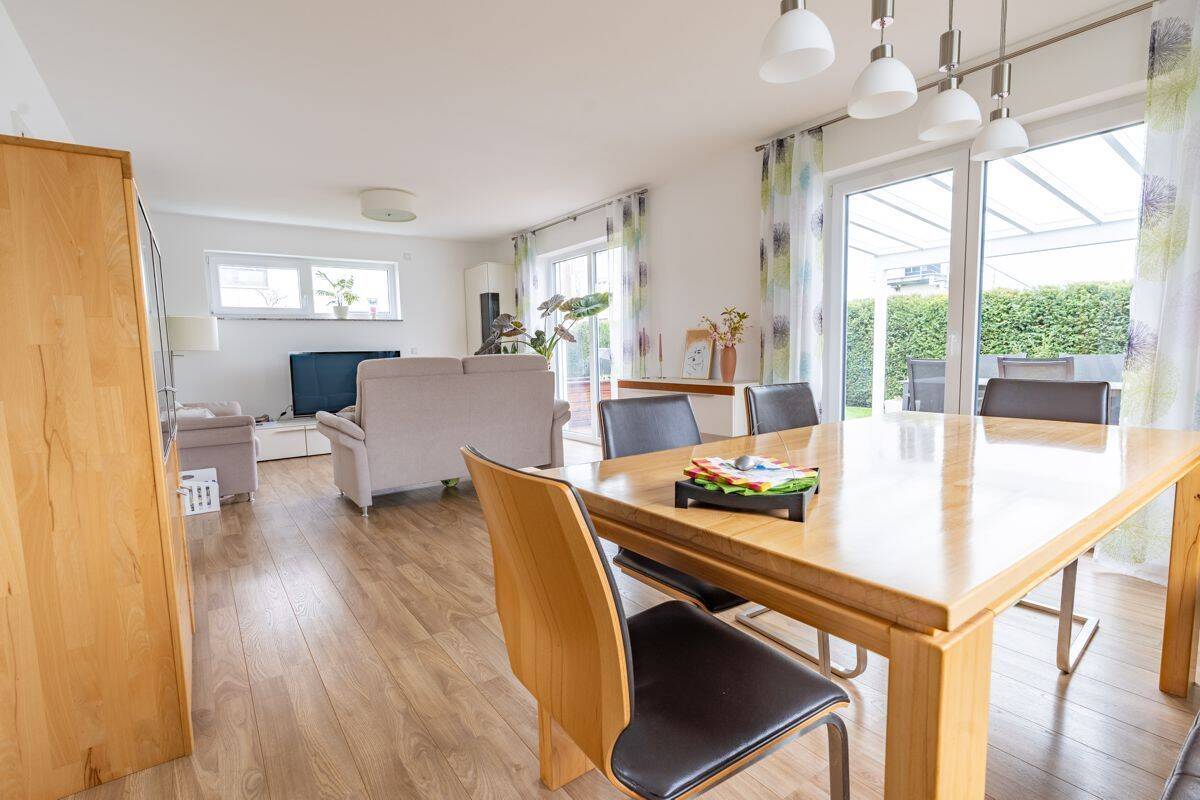 Stilvolles Einfamilienhaus mit Garage, Carport und hochwertiger Ausstattung in Balingen-Engstlatt – Balingen – Vorschaubild 3