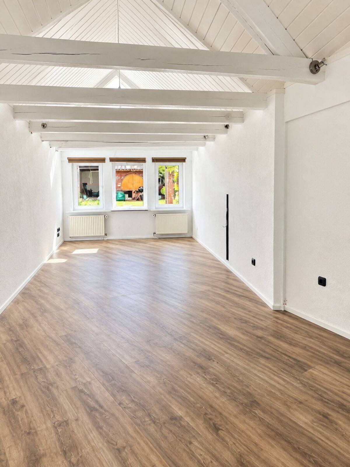 Mehr als ein Reihenhaus: 110 m², Nebengebäude & Outdoor-Küche in Delmenhorst – 27753 Delmenhorst – Bild 1 von 7
