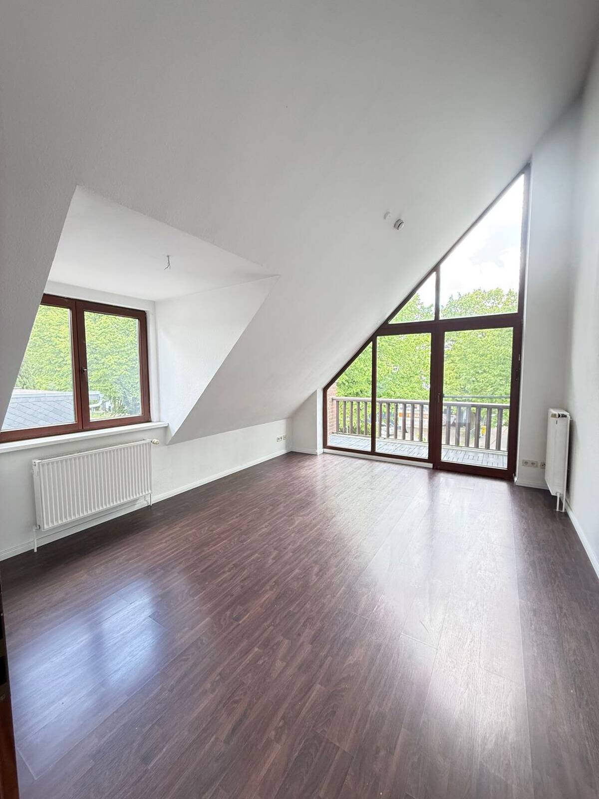 Wohnen auf zwei Ebenen: Schicke 3-Zimmer-Maisonette-Wohnung mit TG Platz in Hamburg-Bramfeld – 22175 Hamburg – Bild 1 von 9