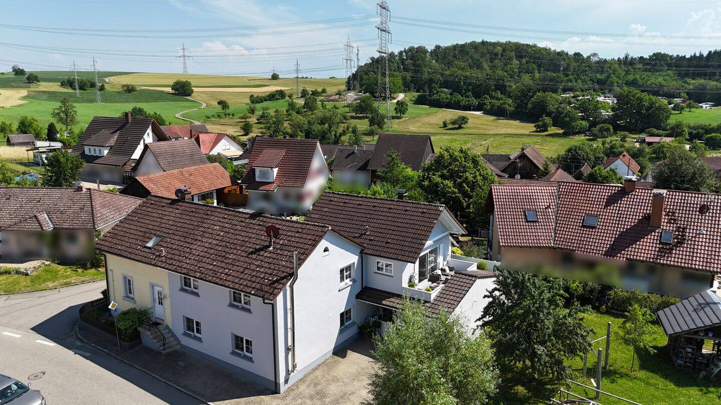 Besonderes Zuhause mit Wohlfühlcharakter - Modernisierte Doppelhaushälfte mit Einliegerwohnung